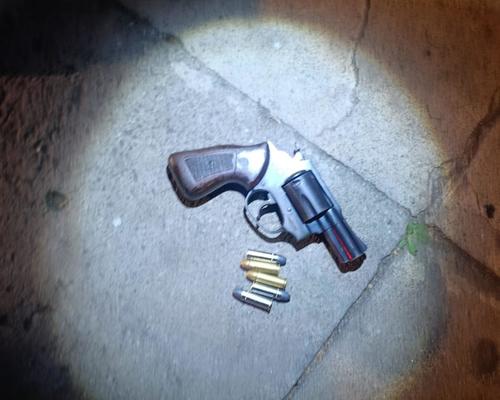 Esta es el arma que utilizaban los asaltantes para intimidar y robar a sus víctimas. (Foto: PNC)