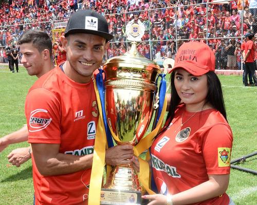 Guerra junto a Vielka, su esposa, con la Copa 30 de Municipal, en el Clausura 2017. (Foto: Archivo)