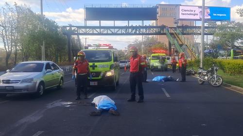 Los cuerpos de las víctimas han quedado sobre la cinta asfáltica. (Foto: José Luis Pos/Colaborador)