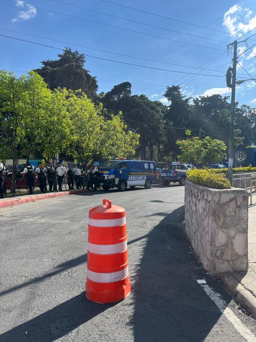 Agentes de la PNC permanecen sobre el ingreso de la USAC por la avenida Petapa. (Foto: Fredy Hernández/Soy502)