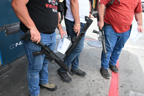 Usuarios se han presentado con sus armas y documentos. (Foto: José Luis Pos/Colaborador)