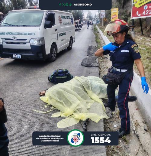 El fallecido sostenía una pistola en su mano derecha. (Foto: Asonbomd)