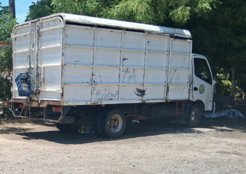 El hombre quedó a un costado del vehículo que minutos antes lavaba. (Foto: ASONBOMD)