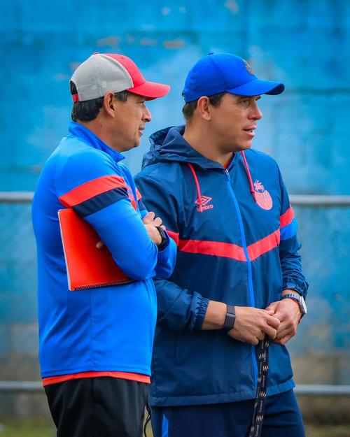 Dwight y Acevedo tienen la obligación de ganar en casa ante el eterno rival. (Foto: Rojos)