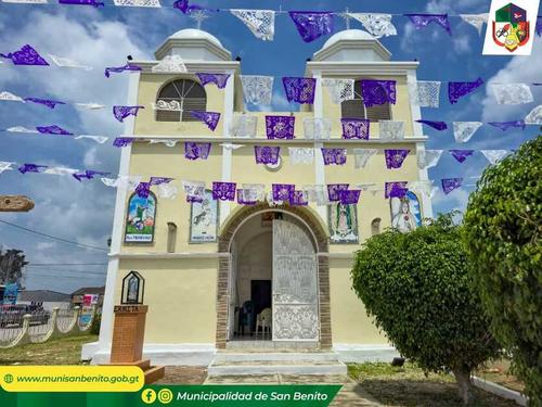 La iglesia de San Benito luce adornada durante la feria patronal, punto de encuentro para fieles y visitantes. (Foto: Municipalidad de San Benito)