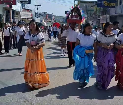 Coloridos desfiles recorren las principales calles, llenando de alegría y tradición a San Benito. (Foto: Redes Sociales)