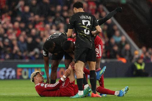 Momento en que Ekitiké debió ser reemplazado en el duelo contra el PSG. (Foto: AFP)