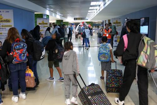 Es necesario presentar varios documentos legales para salir del país. (Foto: Cortesía Migración Guatemala)