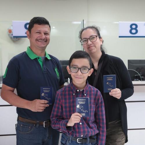 Tome en cuenta qué documentos debe presentar para viajar con un menor. (Foto: Cortesía Migración Guatemala)