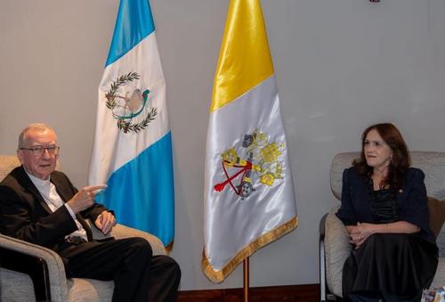 La vicecanciller María Luisa Martínez se reúne con el secretario de la Santa Sede, Pietro Parolin. (Foto: Minex/Soy502)