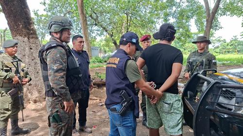 El hombre fue capturado en el ingreso de la Granja de Rehabilitación Penal “Canadá”. (Foto: PNC)