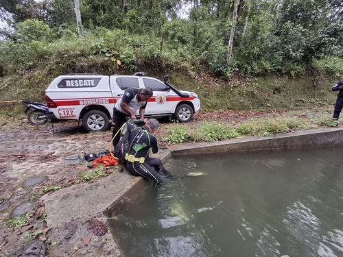 Hombres Rana realizaron dos sumersiones para rescatar el cuerpo del hombre. (Foto: CVB)