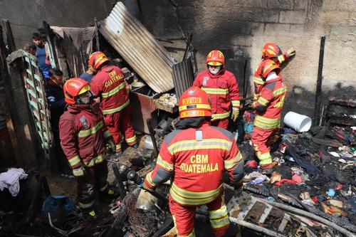 Socorristas indicaron que se utilizaron 1,500 galones de agua para sofocar el incendio. (Foto: Bomberos Municipales)