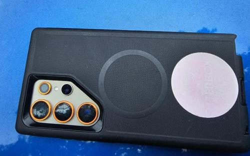 El capturado pretendía ingresar este teléfono a la prisión. (Foto: PNC)