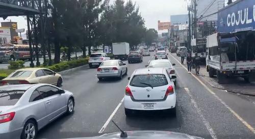 Una pequeña caravana de taxistas avanza por la calzada Roosevelt, zona 11. (Foto: Redes sociales)