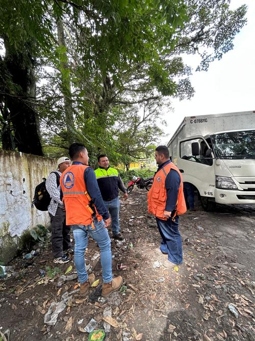 Las autoridades brindan información a las comunidades sobre la actividad y peligros del volcán de Fuego. (Foto: Conred)