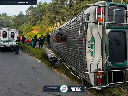 El bus volcado obstaculiza parte de la carretera Interamericana. (Foto: Asonbomd)