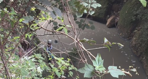 Bomberos descendieron por un barranco para poder rescatar el cuerpo que flotaba en el río. (Foto: CVB)