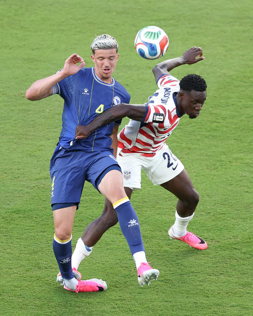La acción por la que Balogun fue expulsado en el Mundial contra Bosnia y Herzegovina. (Foto: AFP)