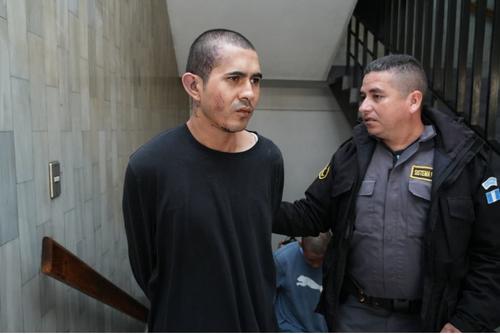 Guardias del SP trasladan al Juzgado de Turno a los dos imputados en participar en el asesinado de Carlos Roberto Ortiz Romero, alias "El Gorgojo". (Foto: Wilder López/Soy502)