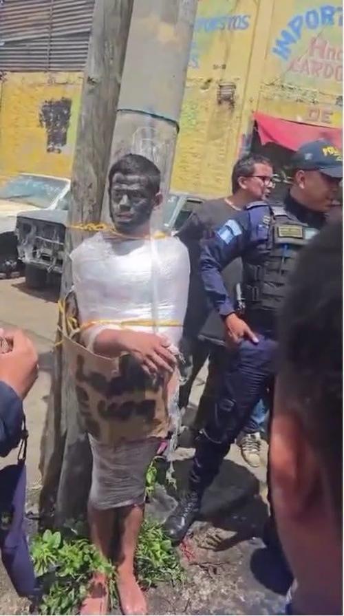 El presunto delincuente fue amarrado a un poste. (Foto: Redes sociales)