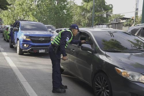 Conducir con la tarjeta de circulación vencida conlleva una multa de Q500 según la Ley de Tránsito. (Foto: PNC Tránsito)