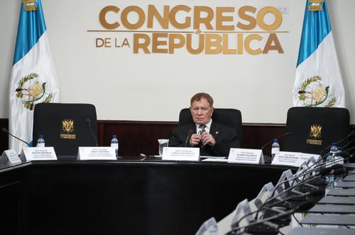 El presidente del Congreso confirmó que no hay acuerdo entre aplicar un subsidio o reducir temporalmente los impuestos. (Foto: Wilder López/Soy502)