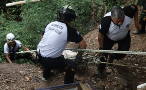 El Rescate del cuerpo se realizó en el fondo del barranco de unos 50 metros , en la colonia primero de julio. (Foto: José Pos/Colaborador)