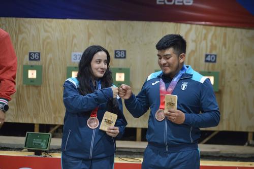 Stefany Figueroa y Albino Jiménez chocaron los puños tras ganar el bronce. (Foto: Bernie Morales)