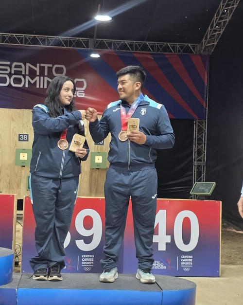 Albino Jiménez y Stefany Figueroa celebran el bronce conquistado en la prueba mixta de pistola de aire a 10 metros. (Foto: Federación Nacional de Tiro)