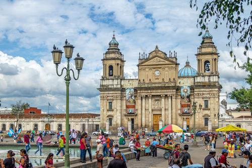 En 1831, los "cajones", tiendas de techos de teja frente a la Catedral y el Palacio Nacional, ofrecían textiles y utensilios en el centro de la ciudad. (Foto: Shutterstock)