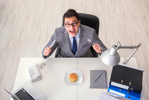 Evita que un día estresante te pase factura en tu alimentación. (Foto: Shutterstock)