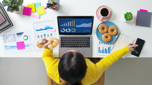 Comemos más cuando el estrés y las emociones nos afectan. (Foto: Shutterstock)