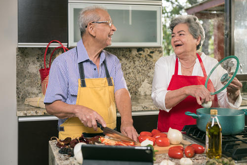 Cocinar en casa te permite seleccionar ingredientes frescos y de calidad, y mejorar el sabor y el valor nutricional de tus comidas. (Foto: Shutterstock)