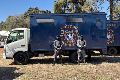 Las autoridades identificaron al piloto del camión de alimentos y al colaborador que ayudó a subir el mueble a la unidad donde se fugó el reo. (Foto: Sistema Penitenciario)
