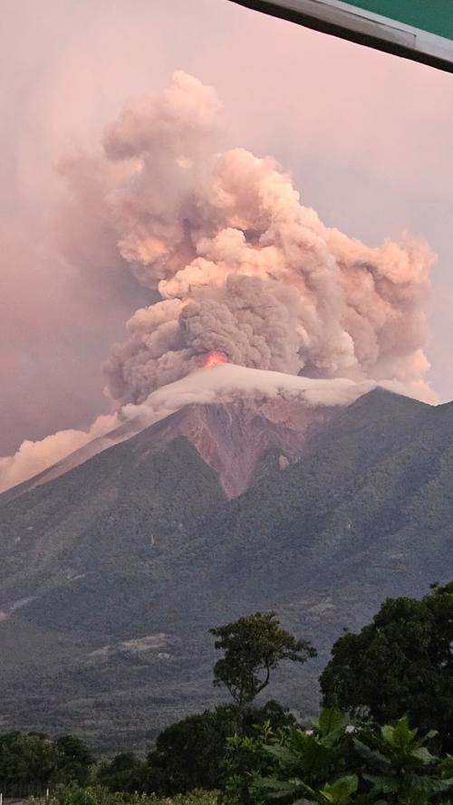 El volcán de Fuego amaneció muy activo este martes. (Foto: Estuardo Paredes/Colaborador)