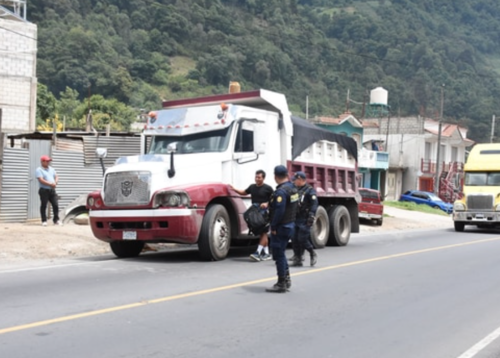 Agentes de la PNC detuvieron al presunto responsable de haber atacado al transporte. (Foto: Erick Miguel Colop)