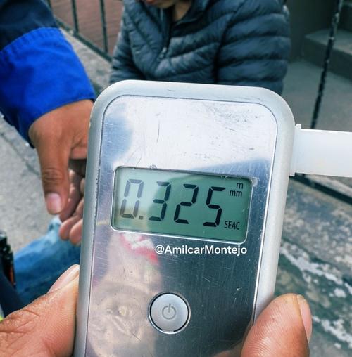 La prueba de alcoholemia realizada al motorista, dio positivo. (Foto vía: Amílcar Montejo)