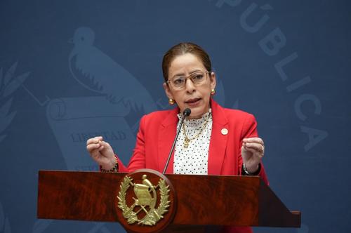 La ministra Norma Zea afirmó en conferencia de prensa que la estrategia de ejecución fue replanteada para evitar la paralización de la obra. (Foto: Wilder López/Soy502)