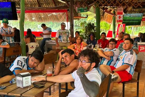 Los aficionados del futbol acuden cuando quieren ver un partido y comer rico. (Foto: D'volea Barberena Santa Rosa)