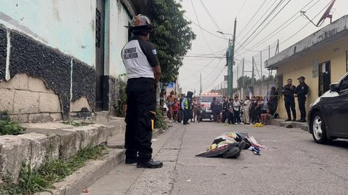 La PNC acordonó la escena del crimen en espera del Ministerio Público. (Foto: CVB)