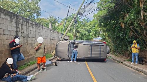 Una camioneta quedó volcada tras impactar contra un poste que terminó derribando. (Foto: PMT de Santa Catarina Pinula)
