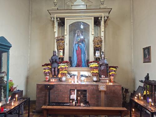 En el interior del Templo del Calvario, en San Cristóbal Verapaz, descansan los restos del párroco. (Foto: Edwin Gua)