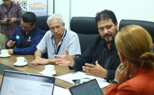 La directora general de Transportes, Pai Escobar, escuchó las necesidades planteadas por transportistas escolares de Villa Nueva y de la ciudad de Guatemala. (Foto: CIV/Soy502)