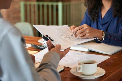 Las recomendaciones incluyen mantenerse alerta ante solicitudes de dinero en efectivo o depósitos a cuentas personales. (Foto: CIV/Soy502)