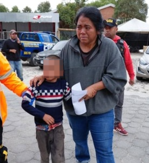 La madre no pudo contener las lagrimas al reencontrase con su hijo. (Foto: Cortesía/Jossy Chavac)