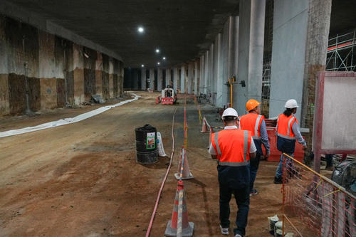 Por medio de equipo especializado se trabajan los soportes del túnel que conectará la carretera privada. (Foto: Wilder López/Soy502)