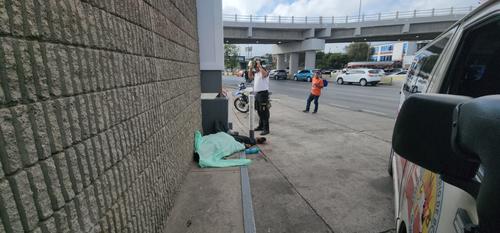 El hombre se encontraba sin vida en la calzada Roosevelt. (Foto: Jorge Senté/Colaborador)