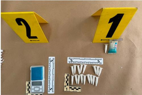 A los tres pandilleros aprehendidos en flagrancia les fue decomisados aparatos telefónicos, drogas y armas de fuego. (Foto: MP/Soy502)