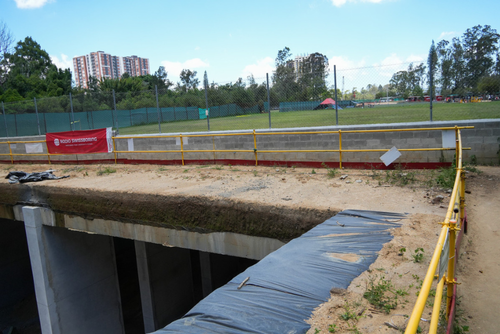 Tras la excavación para construir el túnel se colocaron lozas para colocar de nuevo grama de los campos de fútbol. (Foto: Wilder López/Soy502)